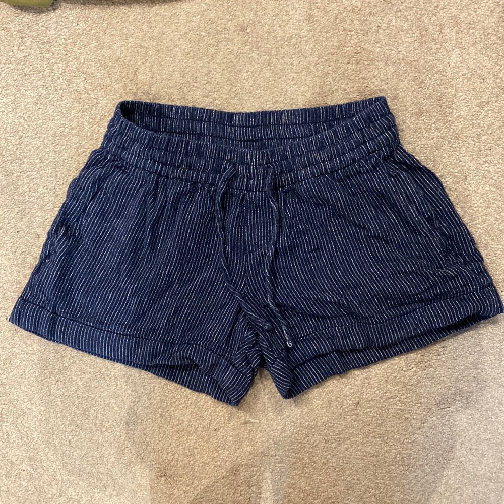Old navy linen shorts. Size xs
